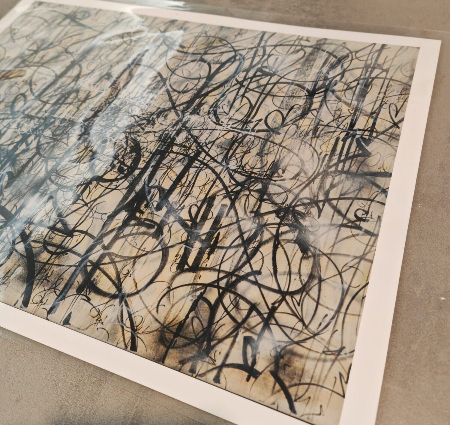 Bitch n.3 Fine Art Print è una stampa giclée in edizione limitata derivata dall’opera originale di Kende del 2025. Realizzata su carta Hahnemühle Photo Rag 308 gsm, conserva la complessità calligrafica e materica dell’opera originale. Firmata e numerata a mano dall’artista.