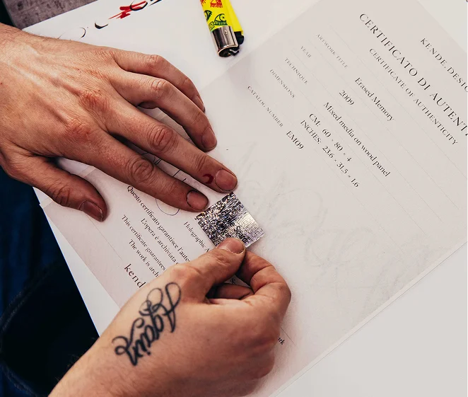 Kende — processo di certificazione opera d'arte originale con adesivo olografico