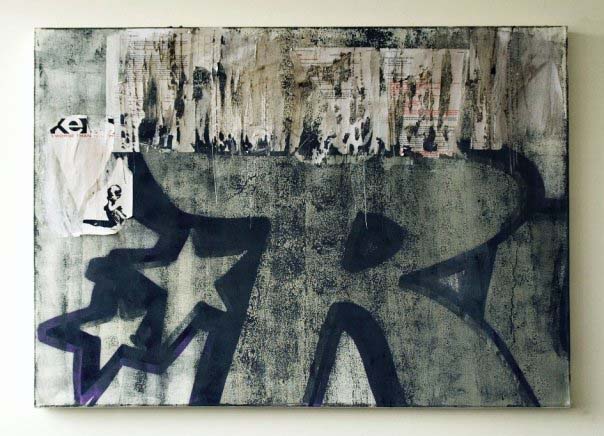 R è un’opera originale realizzata da Kende nel 2010 in tecnica mista su tela. Il lavoro isola una singola lettera del linguaggio del graffiti writing trasformandola in elemento pittorico autonomo. Attraverso calligrafia urbana, segni gestuali e stratificazioni materiche, l’opera esplora il rapporto tra scrittura, frammentazione e percezione visiva. Formato 100 × 90 cm. Opera unica venduta, stampe non disponibili.