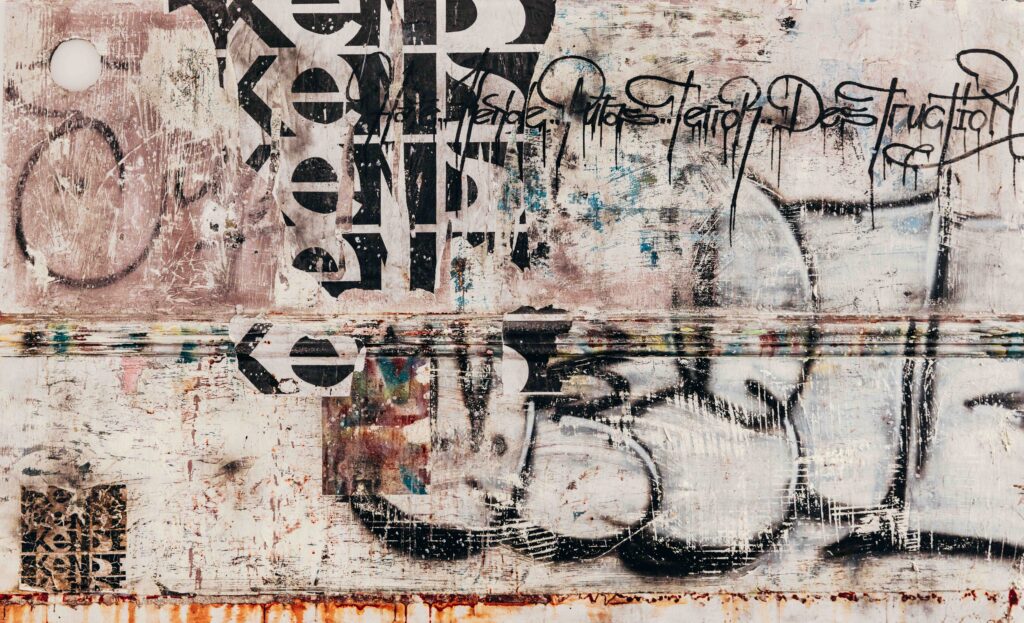 Putas - Fine Art Print di Kende, stampa d'arte ispirata al writing europeo con calligrafia urbana e stratificazioni materiche