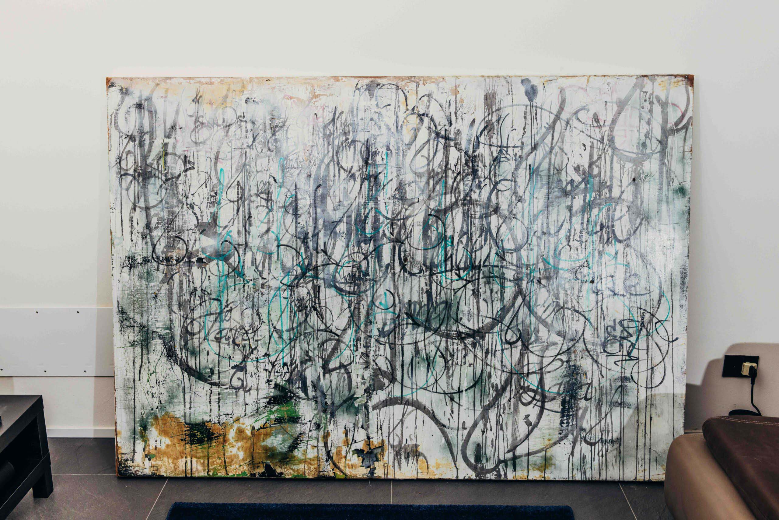 Bitch n.1 è un’opera originale di Kende realizzata nel 2025 in tecnica mista su legno. Grande formato 200 × 140 cm, calligrafia urbana contemporanea, stratificazioni materiche e certificato di autenticità incluso.