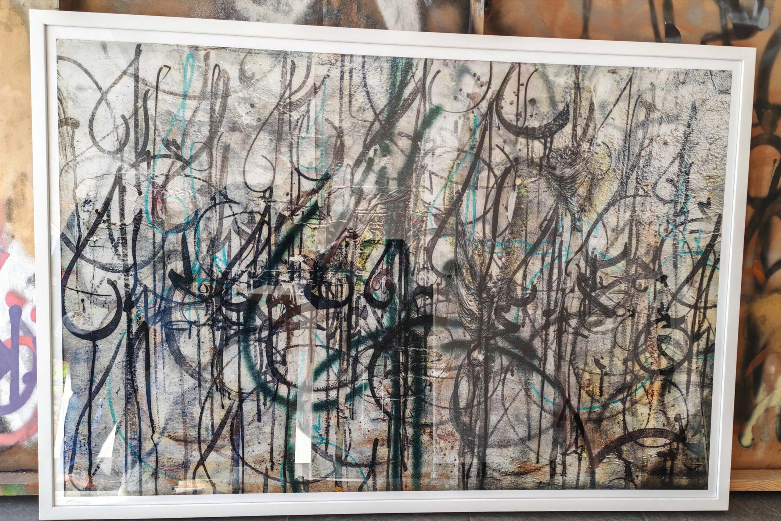 Bitch n.2 Fine Art Print riproduce l’opera originale del 2025 mantenendone la densità visiva, il gesto calligrafico urbano e la tensione materica della superficie pittorica. Realizzata in stampa giclée archival pigment su carta Hahnemühle Photo Rag 308 gsm, la stampa conserva il carattere contemporaneo dell’opera in edizione limitata firmata e numerata a mano.