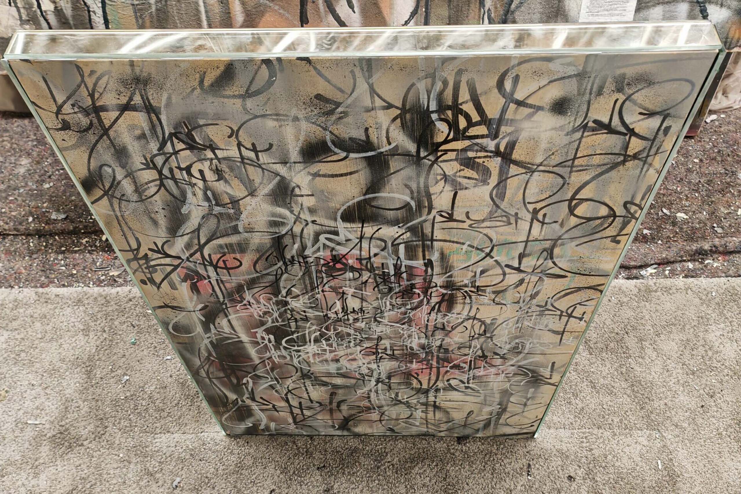 Bitch n.4 appartiene alla serie realizzata nel 2025 e sviluppa il linguaggio della calligrafia urbana italiana attraverso un formato orizzontale compatto e ad alta densità visiva. La superficie stratificata rivela il processo pittorico e il gesto calligrafico attraverso una lettura ravvicinata, mantenendo forte presenza materica e tensione compositiva.