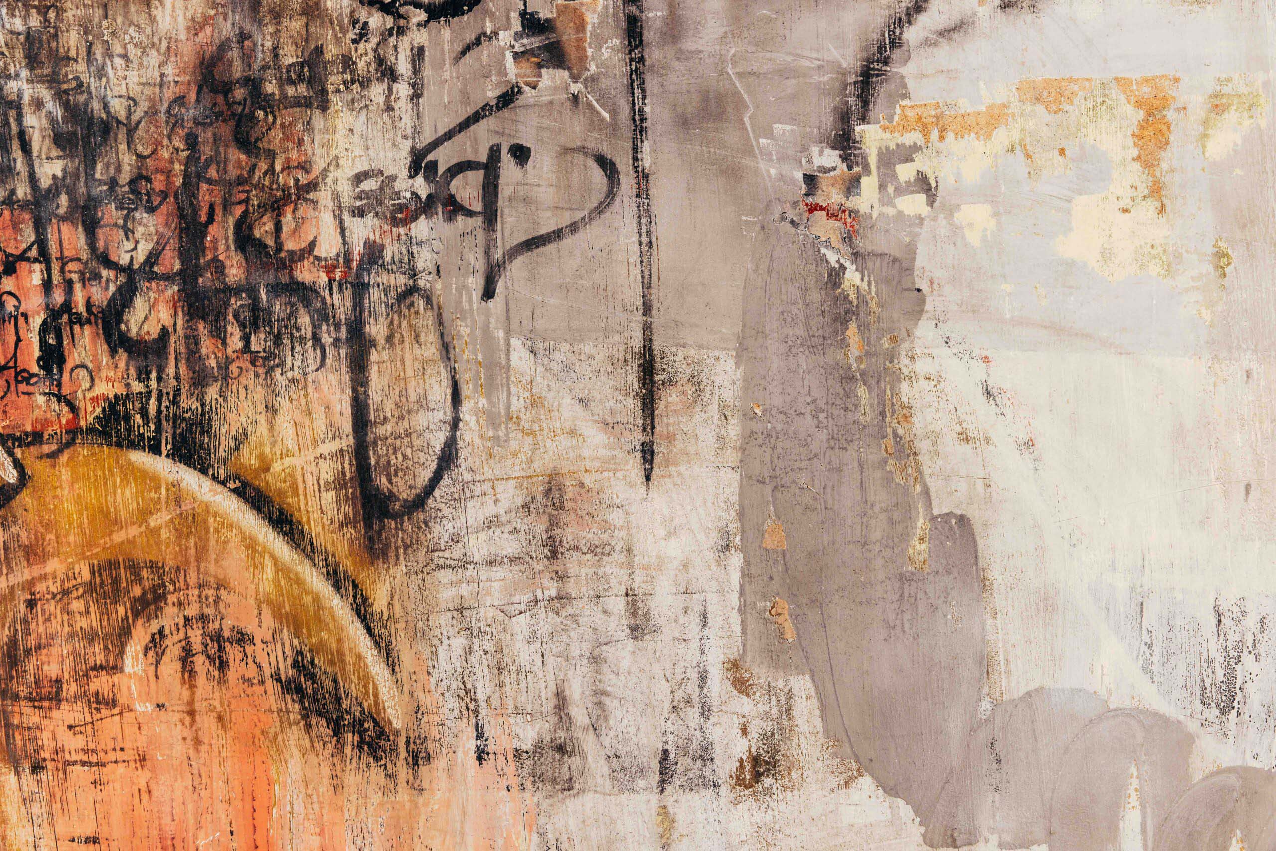 For Emy n.1 appartiene alla serie realizzata nel 2012 e sviluppa il linguaggio della calligrafia urbana attraverso una composizione monumentale, stratificata e materica. Il gesto calligrafico costruisce una superficie intensa e immersiva dove scrittura, ritmo e spazio pittorico si fondono in una presenza contemporanea.