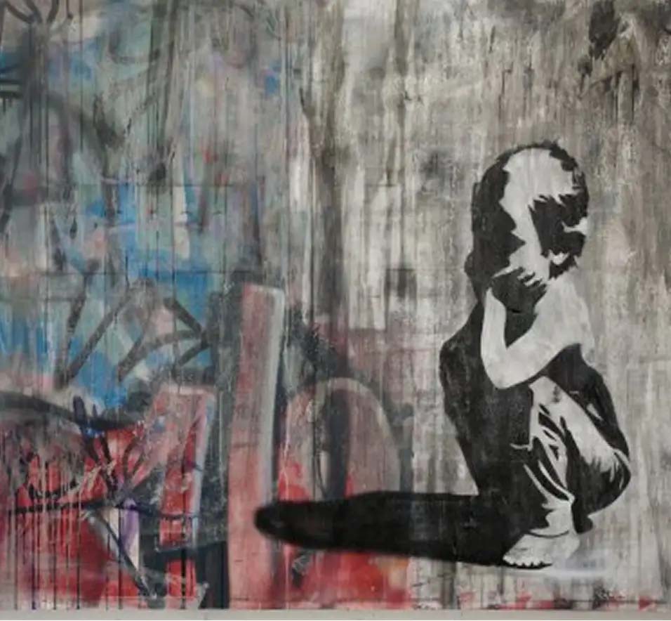 Frame in Mind è un’opera originale realizzata da Kende nel 2009. La composizione raffigura un bambino che osserva l’oceano, simbolo di contemplazione, scoperta e possibilità. Per la realizzazione della figura l’artista utilizza la tecnica dello stencil come tributo a Blek le Rat, figura pionieristica dell’arte urbana contemporanea. Attraverso l’incontro tra immagine figurativa, calligrafia urbana e pittura contemporanea, l’opera esplora il rapporto tra percezione, memoria e immaginazione, trasformando l’orizzonte marino in una metafora dell’infinito e della ricerca personale.