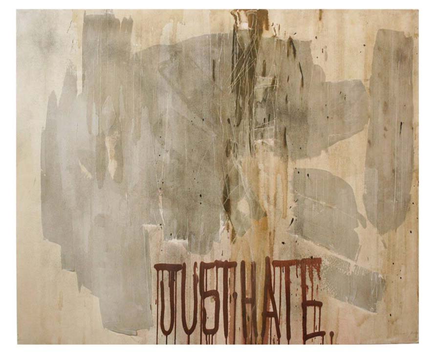 Opera appartenente alla prima fase della ricerca di Kende, Just Hate sviluppa la trasformazione del gesto calligrafico in pittura su legno attraverso una composizione diretta, istintiva e materica. Il lavoro conserva l’energia della stagione europea vissuta tra Londra, Amsterdam e Barcellona, fondamentale nella formazione del linguaggio visivo dell’artista.