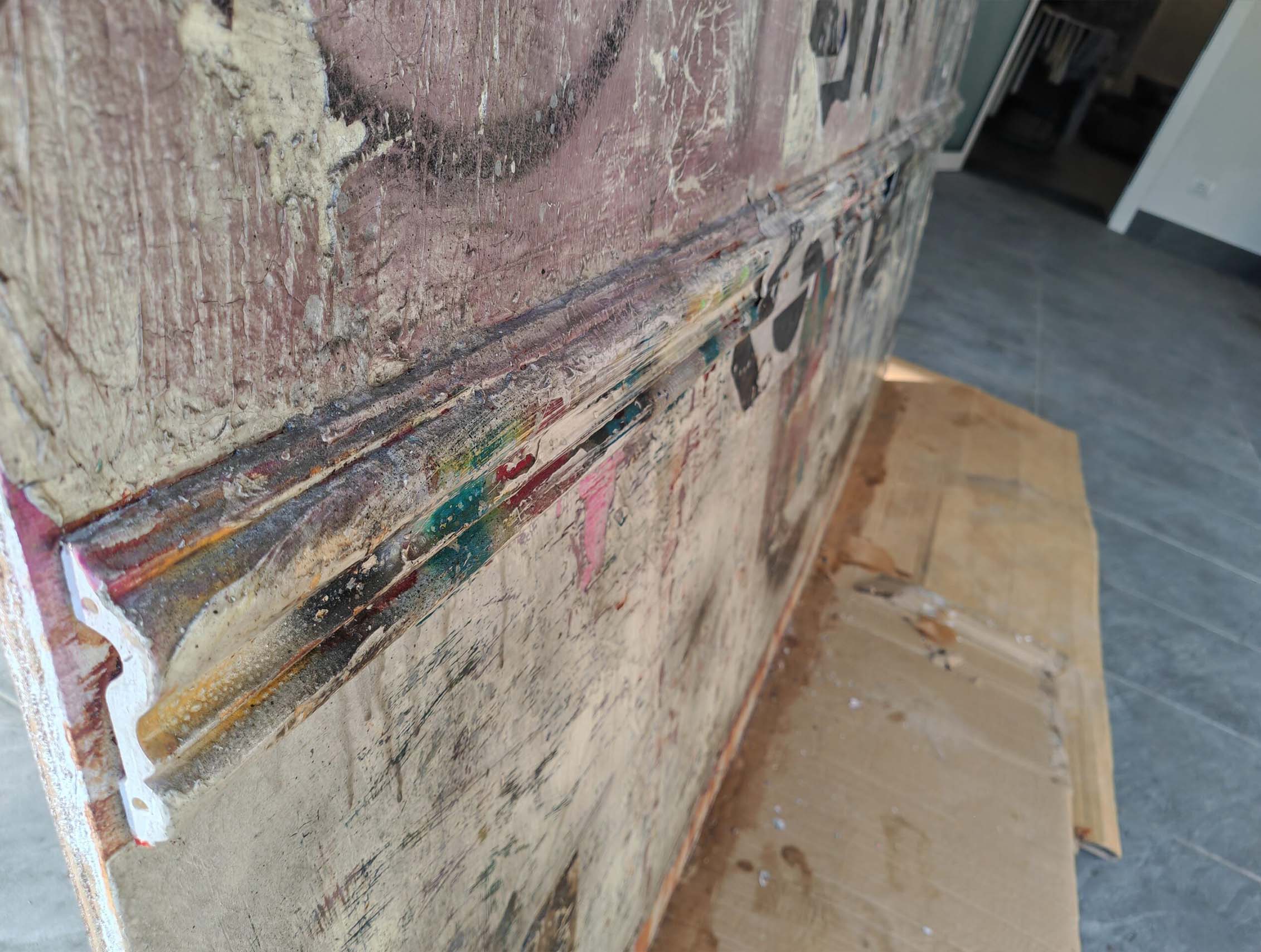 Putas sviluppa il linguaggio della calligrafia urbana attraverso una composizione monumentale e stratificata dove segni, abrasioni e sovrapposizioni costruiscono una superficie pittorica intensa e contemporanea. Il formato panoramico enfatizza la relazione tra scrittura, ritmo e spazio architettonico, mantenendo la tensione visiva tipica della ricerca di Kende.