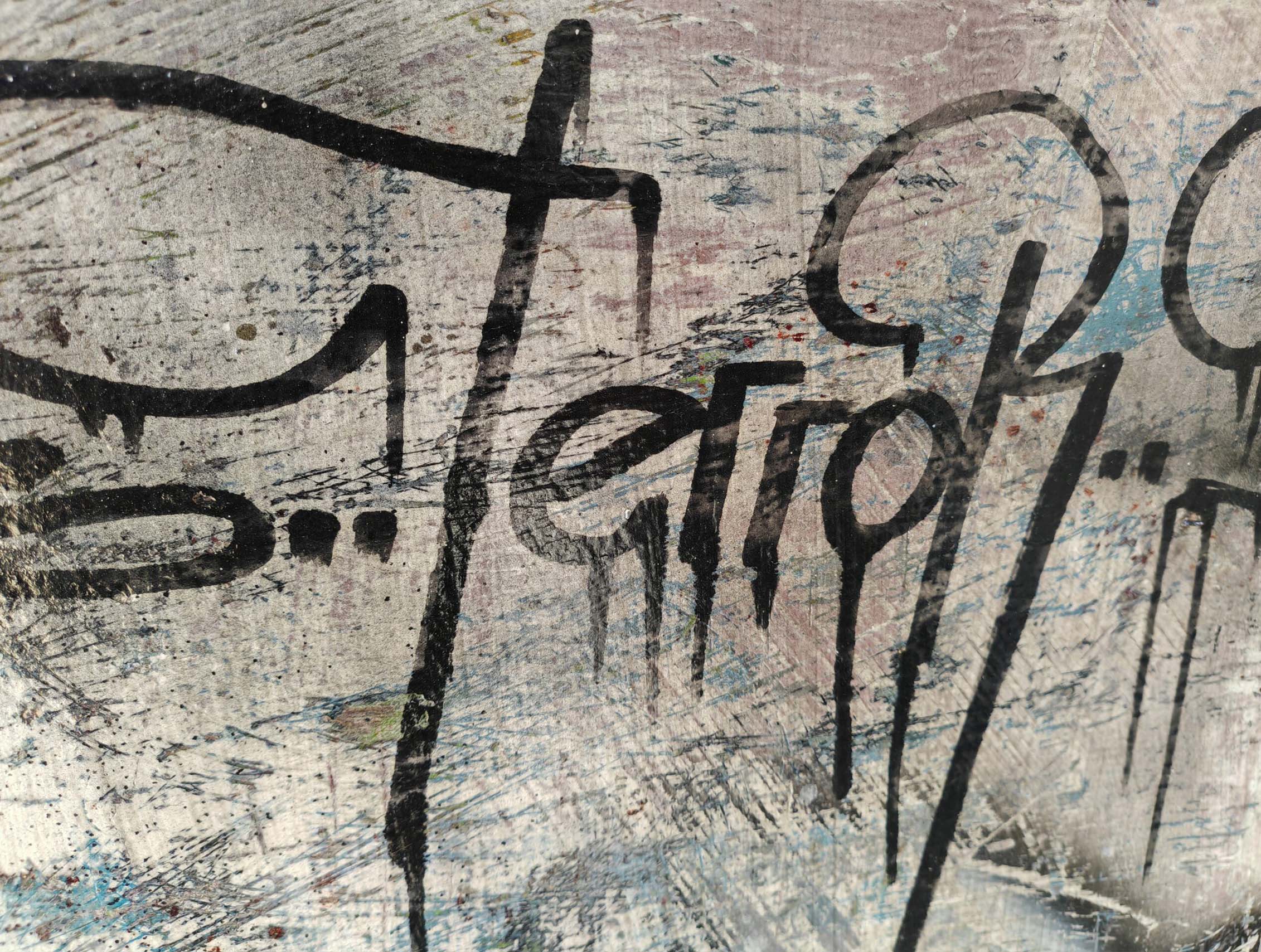 Putas sviluppa il linguaggio della calligrafia urbana attraverso una composizione monumentale e stratificata dove segni, abrasioni e sovrapposizioni costruiscono una superficie pittorica intensa e contemporanea. Il formato panoramico enfatizza la relazione tra scrittura, ritmo e spazio architettonico, mantenendo la tensione visiva tipica della ricerca di Kende.