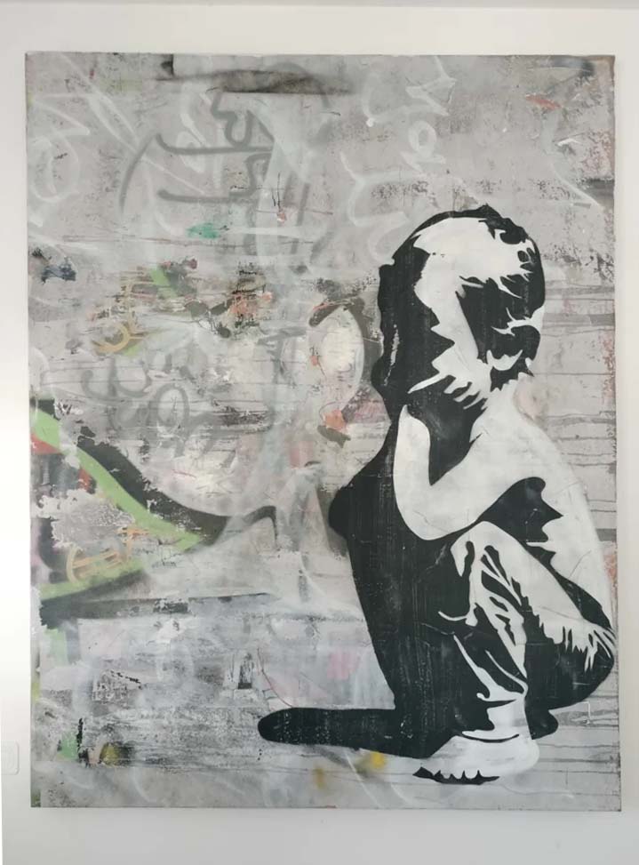 Realizzata nel 2010, Child unisce gesto calligrafico, stratificazione materica e presenza figurativa all’interno di uno spazio visivo ispirato all’ambiente urbano contemporaneo. La figura del bambino appare isolata e silenziosa, in contrasto con la superficie segnata da scritture, cancellazioni e tracce pittoriche.