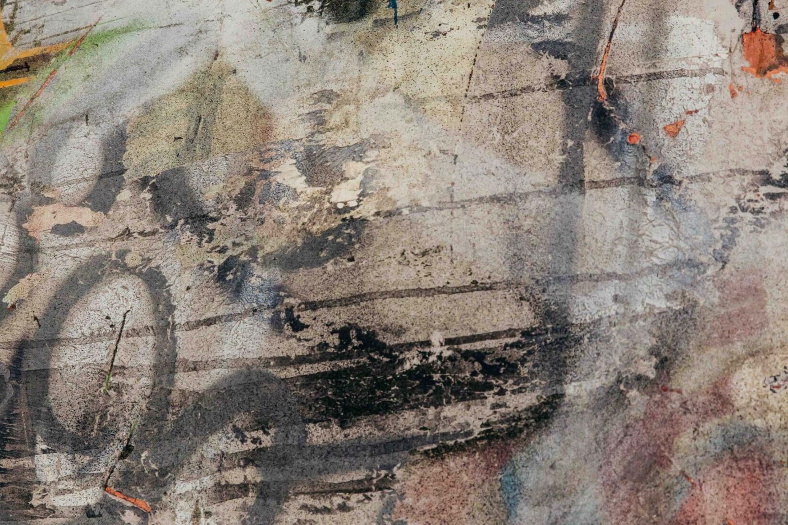 Realizzata nel 2010, Child unisce gesto calligrafico, stratificazione materica e presenza figurativa all’interno di uno spazio visivo ispirato all’ambiente urbano contemporaneo. La figura del bambino appare isolata e silenziosa, in contrasto con la superficie segnata da scritture, cancellazioni e tracce pittoriche.