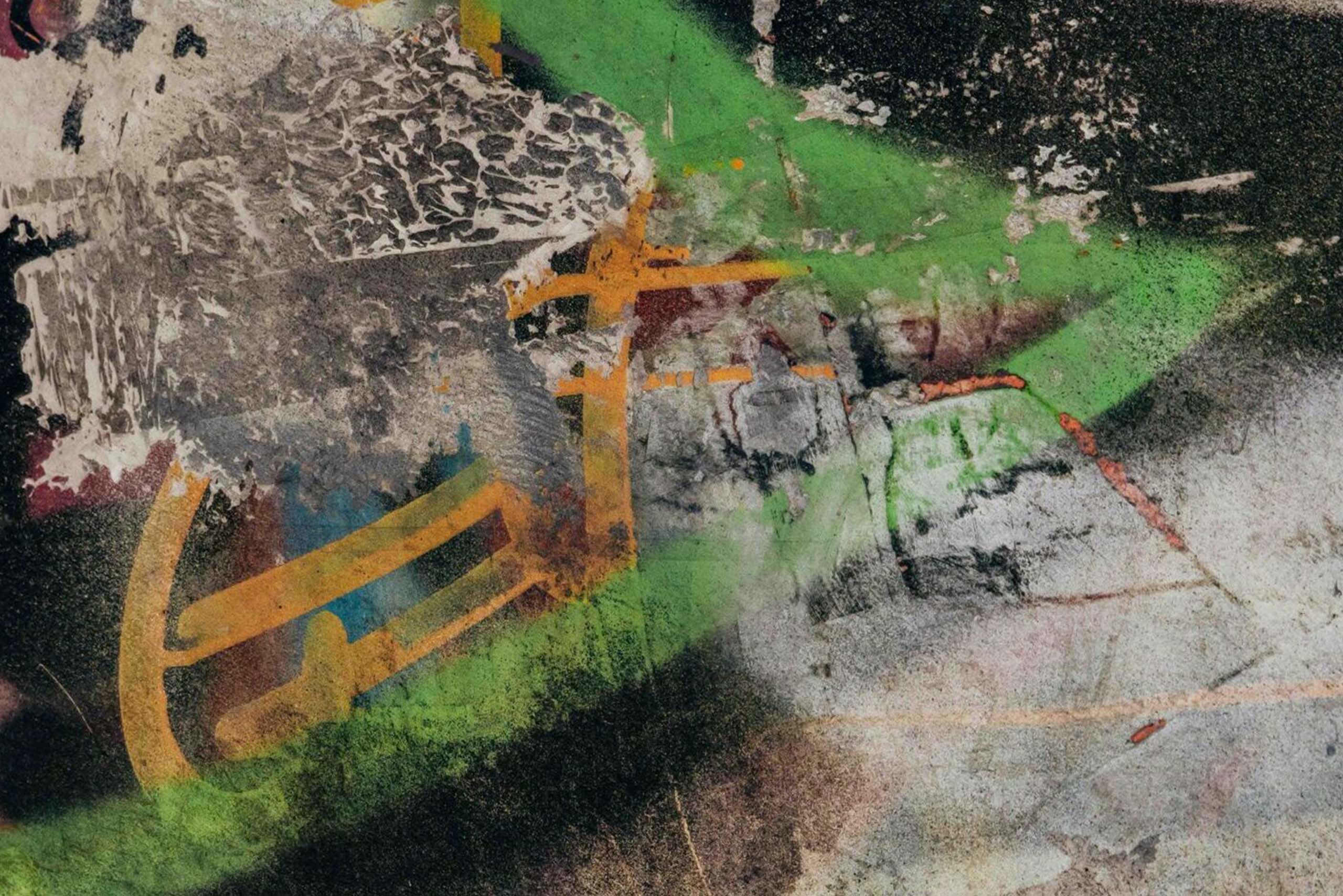 Realizzata nel 2010, Child unisce gesto calligrafico, stratificazione materica e presenza figurativa all’interno di uno spazio visivo ispirato all’ambiente urbano contemporaneo. La figura del bambino appare isolata e silenziosa, in contrasto con la superficie segnata da scritture, cancellazioni e tracce pittoriche.