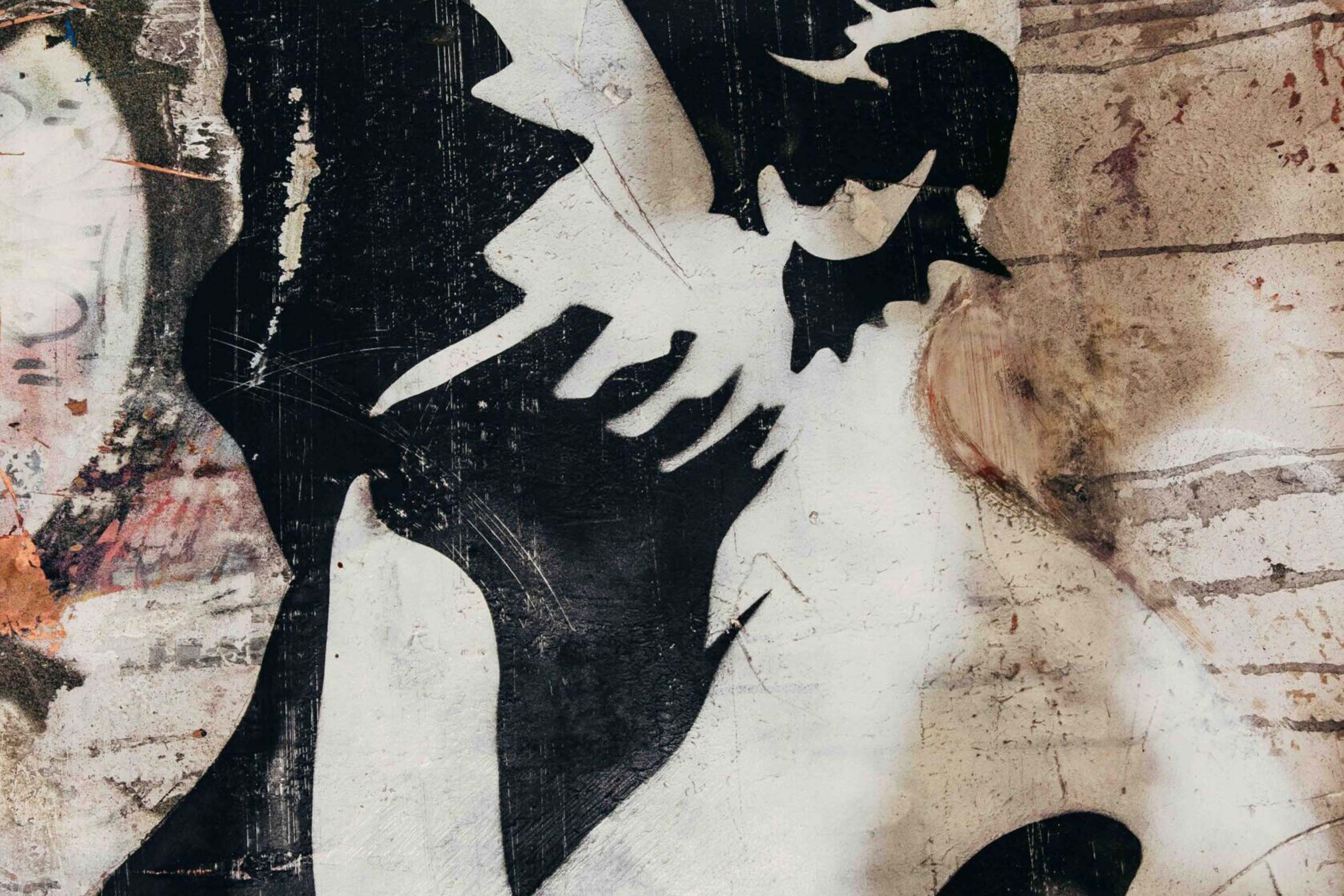 Realizzata nel 2010, Child unisce gesto calligrafico, stratificazione materica e presenza figurativa all’interno di uno spazio visivo ispirato all’ambiente urbano contemporaneo. La figura del bambino appare isolata e silenziosa, in contrasto con la superficie segnata da scritture, cancellazioni e tracce pittoriche.